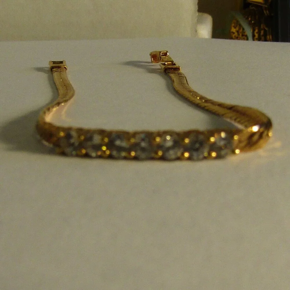 Signed KOREA Front Rhinestones Flat Snake Chai 7 shinn Herringbone BRACELET 7.5